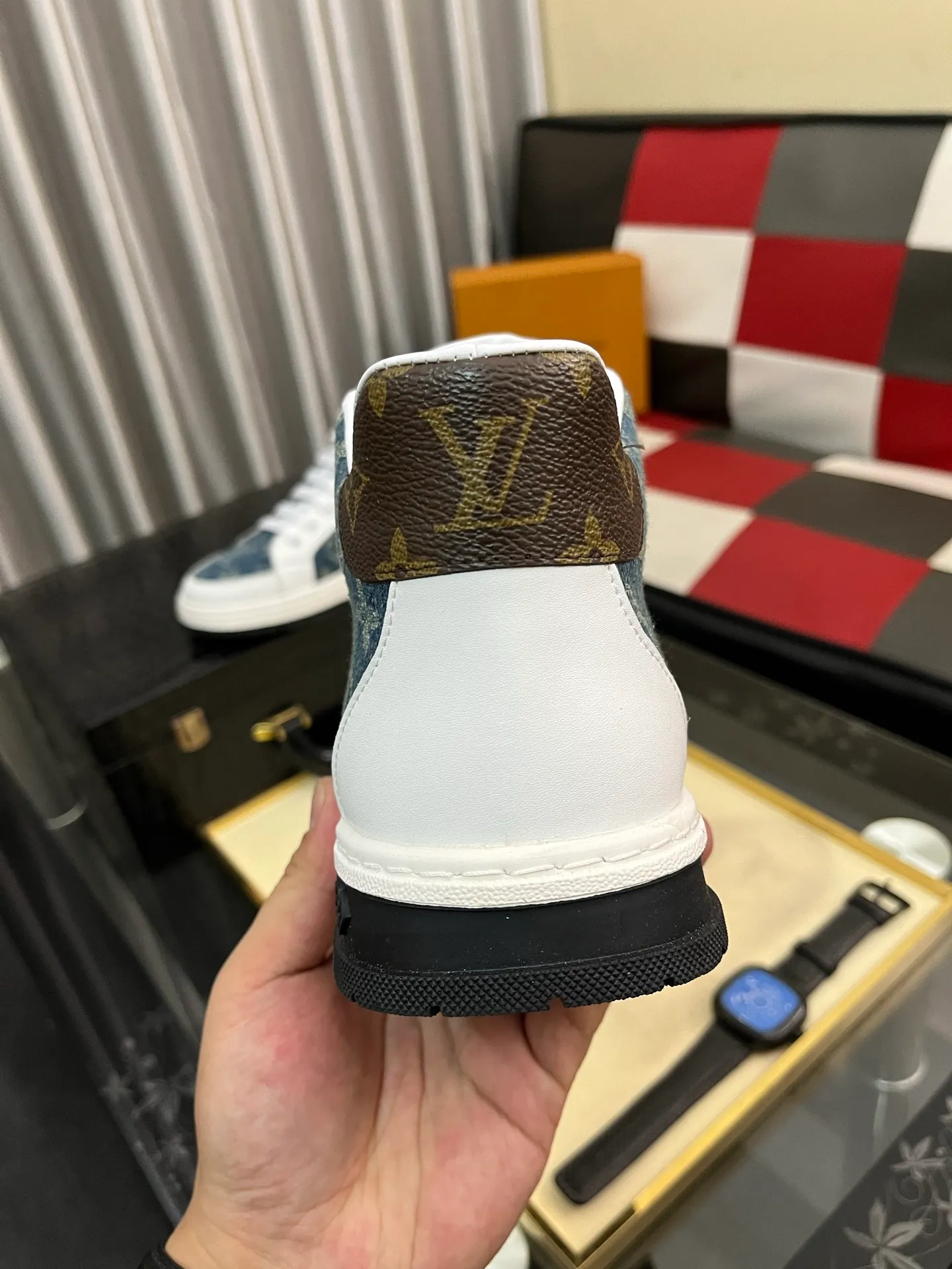 Men's shoes 💰420⌚️⌚️《Louis vuitton/LV Louis Vuitton》original quality.~ Unique modern style sneakers. 🏃A must-have casual shoe for trendy men😍😍 Original brand imported from Italy, imported original leather, cowhide lining (refuses to discolor and grind feet) sole: original sole provided by the original factory, French lazy style design ⚠️Fit to the feet, original quality, super comfortable original sole. Code number: 38-442️⃣Colors available